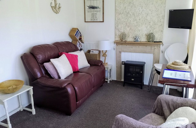 Driftwood Cabin near Heacham Beach, Coastal Chalet, Free Parking