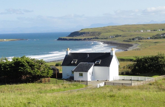 Driftwood Cottage Skye, 2 bedroom , Spectacular Seaview, close to Quiraing