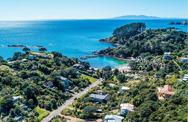 Drop Anchor - Beachfront Cottage - at Enclosure Bay - Beachfront Bach - 4 Bedroom Kiwi Character Home