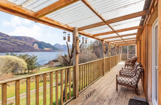 DRUIDAIG COTTAGE, pet friendly, with open fire in Letterfearn