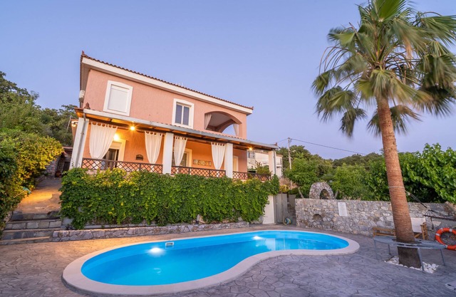 Dryades Villa. Located 8 km away from the beach of Rethymnon