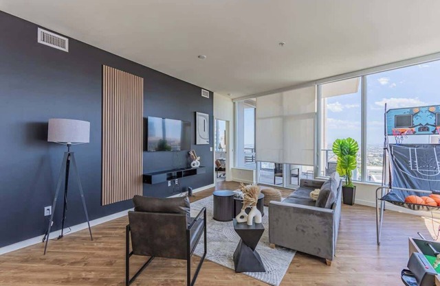 DT Skyline Views | Pool,Gym,Balcony,W/D,Parking