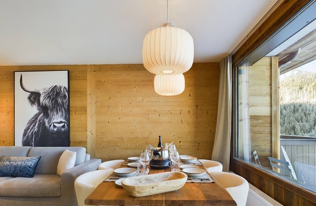 Dual aspect apartment with a superb Valley view