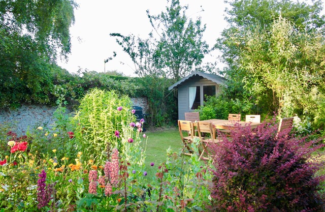 Duck Cottage - Beautiful Grade II Listed Cottage, village location nr Holt
