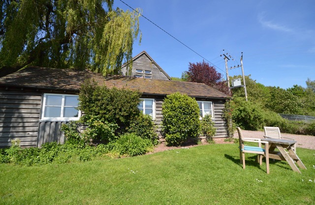 Duckpond Cottage - sleeps 2 guests in 1 bedroom