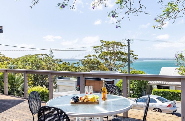 Dukes , 31 Gloucester St - spectacular water views and the added comfort of air conditioning and Wi-Fi