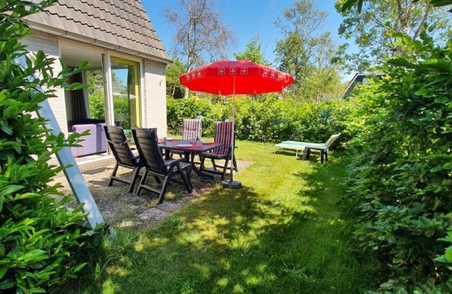 Dune Bungalow directly against the dunes for 5 persons. Charming holiday home, Walking, Cycling, enjoying the silence.