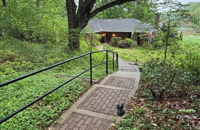 Dune Cottage on lake between Saugatuck & Holland!
