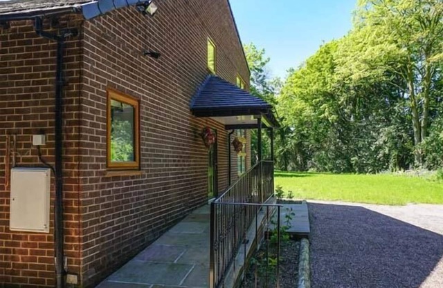 DUNSDALE LODGE, family friendly, luxury holiday cottage in Frodsham