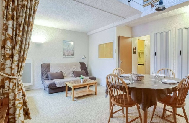 Duplex for 6 with Balcony, Parking, and Easy Lift Access