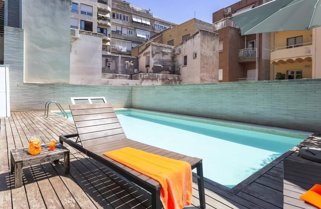 Duplex with Pool and Terrace close to the Gaudí Museum 3 rooms- 8 pax -WiFi Free