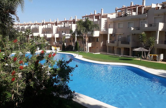 Duquesa Fairways, a spacious apartment with fabulous views and facilities.