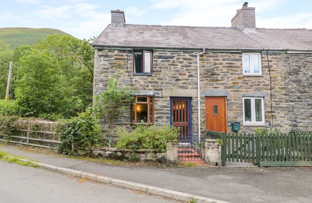 DYFI COTTAGE, pet friendly, character holiday cottage in Dolgellau