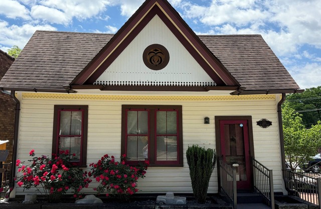 E&A Cottage in heart of downtown Elkin