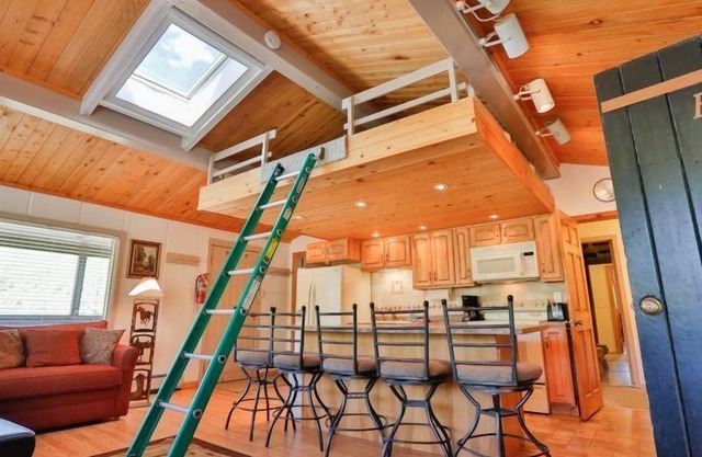 E9: Spacious and close to the action. Just steps away from the slopes, the outdoor grill, hot tub, and recreation room!