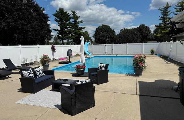 EAA week: Spacious 3 bedroom house w/pool, hot tub, & beautiful river views. n