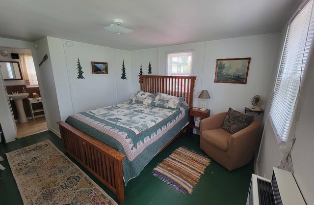 Eagle Harbor- Harbor Pines: Rustic Autumn Comforts by the Harbor!