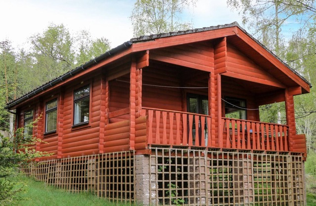 EAGLE LODGE, pet friendly, with a garden in Strathpeffer