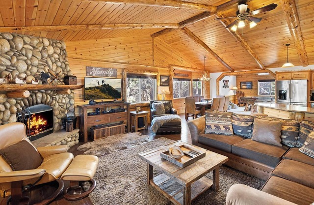 Eagle Mountain Lodge: 5 Star Luxury Log Cabin! Central AC! Great Location! Pool Table! Propane BBQ! Back Deck!