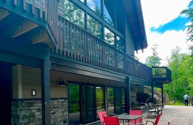 Eagle River Retreat~hot tub~riverfront!