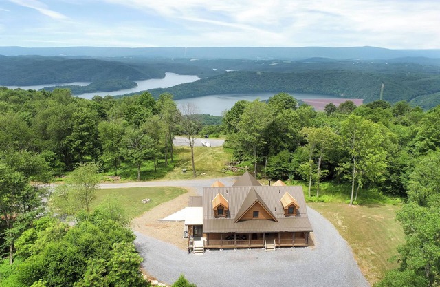 Eagle's Escape - Mountain top lodge with spectacular views