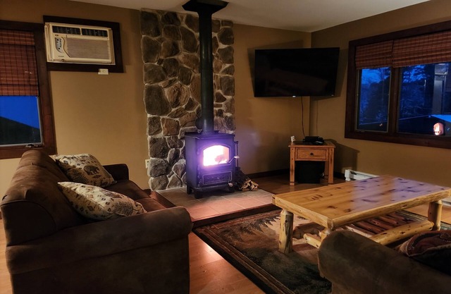 Eagle's Nest at Adirondack Lodge- 3 BR Cabin -8 mins to Lake George Village!