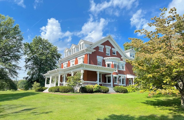 Eagle Spring Farm House Near Penn State Football