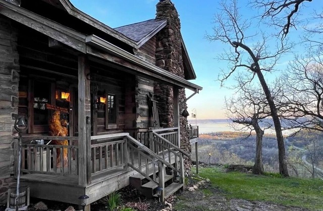 Eagle View Lodge - 1850's Driftless Log Cabin w/Hot Tub