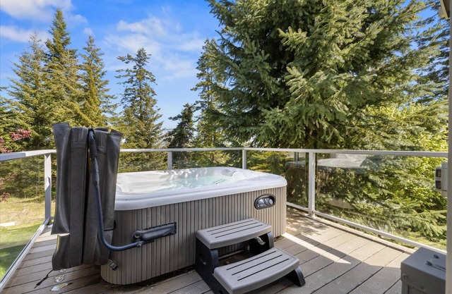 Eagle View Retreat - Luxury Hilltop Home with Hot Tub, Lake Views, Deck, BBQ, 15 Minutes to Downtown