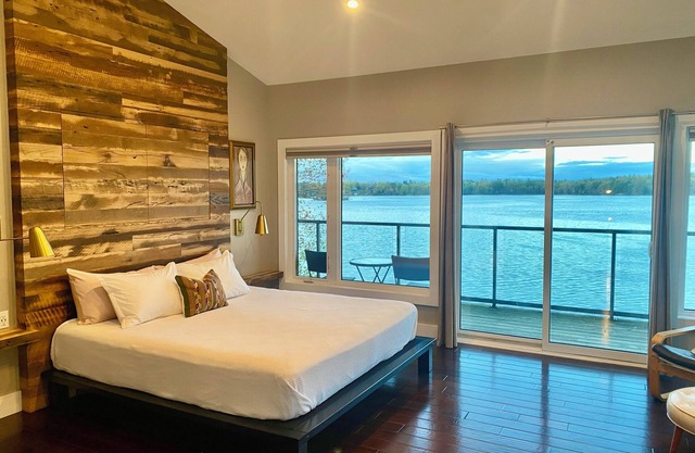 Eagles and Sunrises on Sparrow Lake with your Extended Family Anytime of Year!