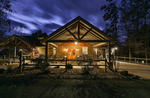 EAGLES CREST - Long Range Layered Mountain Views in peaceful neighborhood!
