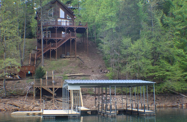 Eagles Nest' Private hot tub, dock, near famous 'Jumping Bridge'