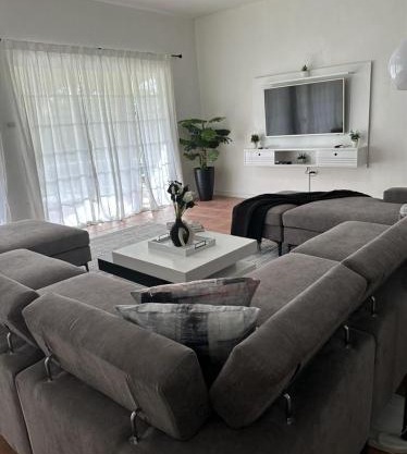 Eagles Nest Villa House AC TV WIFI Fan Luxury Modern