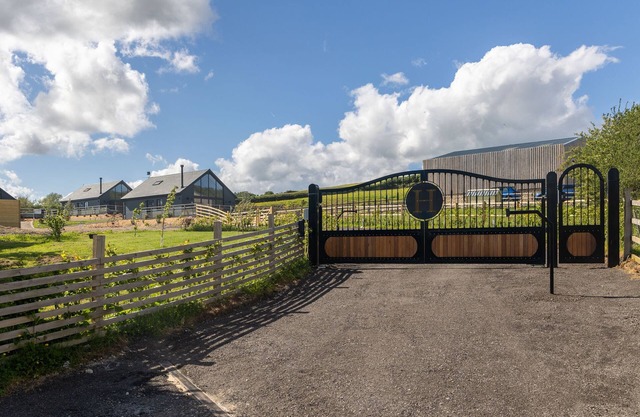 EAGLES PEAK, pet friendly, with hot tub in Thornton-Le-Dale