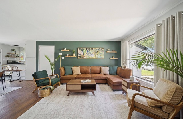 Earth & Echo-Nature-Inspired - Themed Bedrooms + Firepit + Walk to Brookside