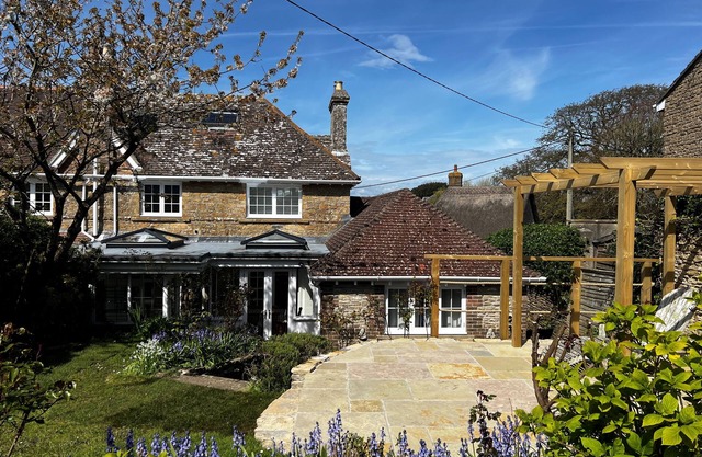 East Cottage sleeps 8 guests in 4 bedrooms