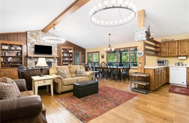 East Cove Traditional Lake Keowee Lodge