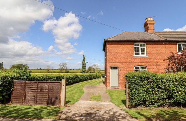 EAST FARM COTTAGE, family friendly, with open fire in Market Rasen