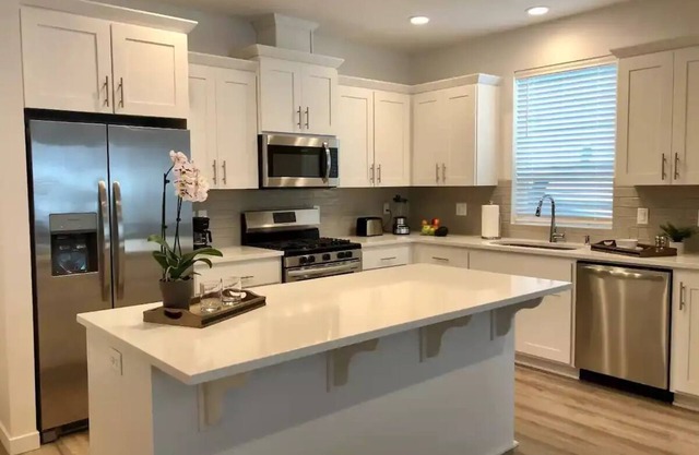 East Mountain Brand New Home - 2.4 mi to UofO
