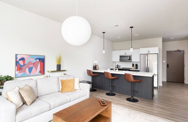 East Side Luxury 1BR Apt - Near Brady St with Balcony and Lounge