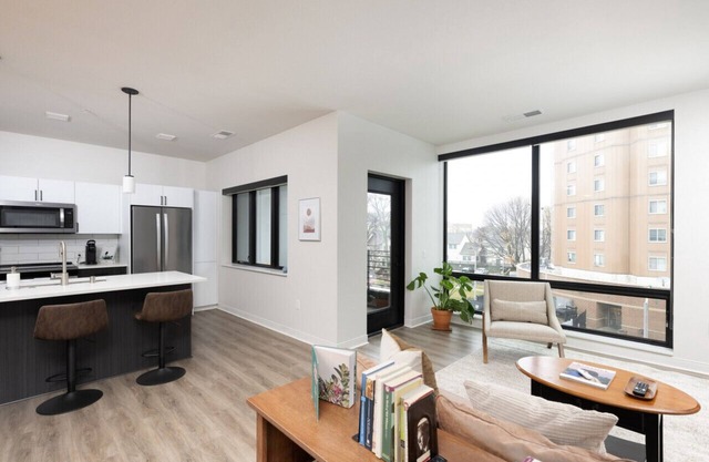 East Side Luxury 1BR Apt - Near Brady St with Balcony and Lounge
