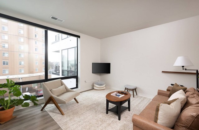 East Side Luxury 1BR Apt - Near Brady St with Balcony and Lounge