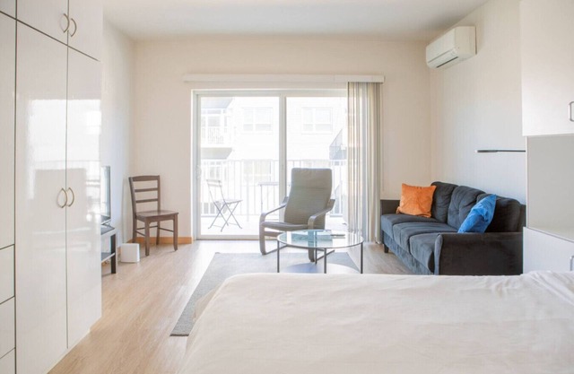 East Side Studio Apt - Near Brady St and Fiserv with Balcony
