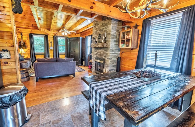 East Tennessee Woodsy Cabin Near Cherokee Lake
