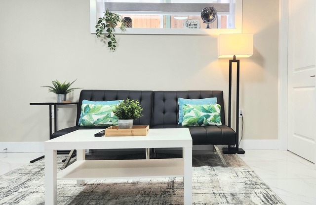 East Van Suite/King bed/Short walk to Sky Train & Commercial Dr