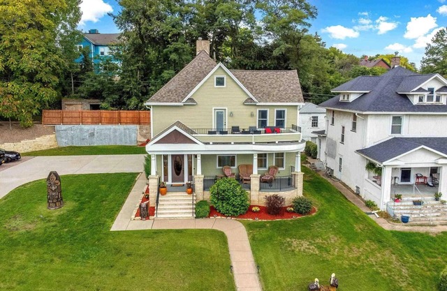 East Village Victorian Gem with River Views; walk to dining & shopping