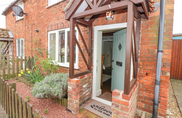 EASTER COTTAGE, with open fire in Dersingham
