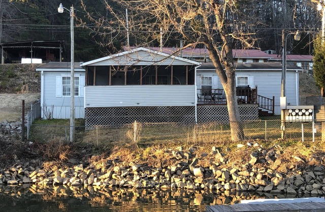 Eastport Cabin 3 - Pickwick Lake - Marina Views
