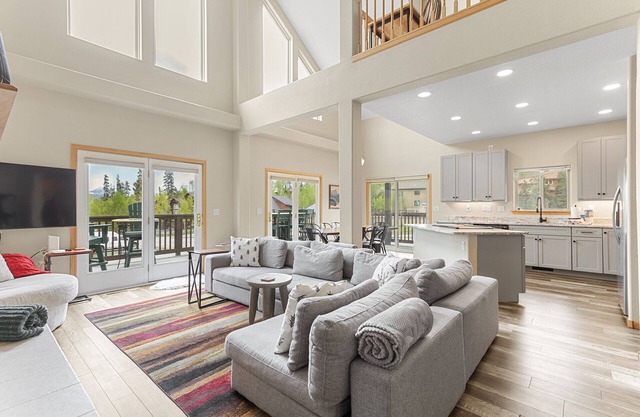 Easy Access to Trails and Skiing, Private Indoor Hot Tub!