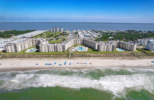 Easy Breezy-Oceanfront 1st floor condo in Fun-Filled Summer Winds Resort!